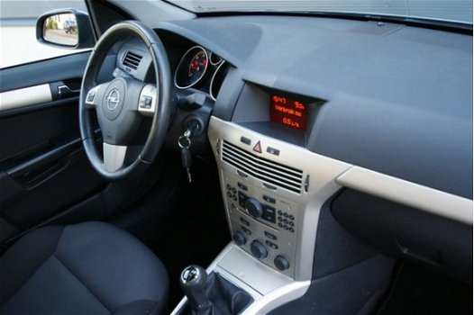 Opel Astra - 1.7 CDTi Essentia 5 DEURS, AIRCO, RADIO / CD - 1