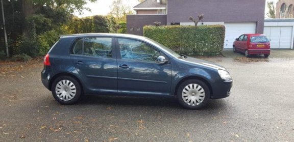 Volkswagen Golf - 1.6 16V FSI Trendline - 1