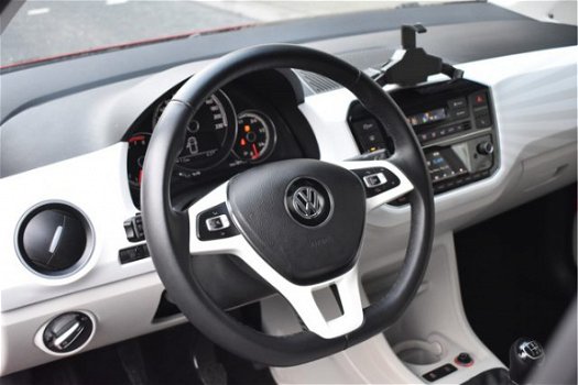 Volkswagen Up! - 1.0 BMT Beats | Achteruitrijcamera | Stoelverwarming | Climate Control | Parkeersen - 1