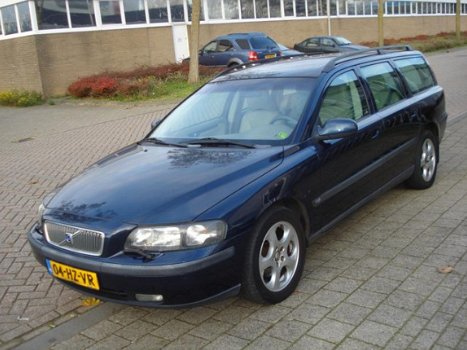 Volvo V70 - 2.4 Comfort Line airco nieuw apk - 1