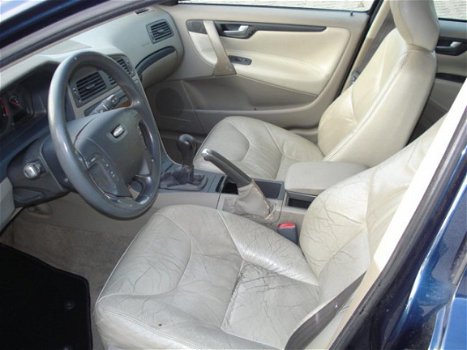 Volvo V70 - 2.4 Comfort Line airco nieuw apk - 1