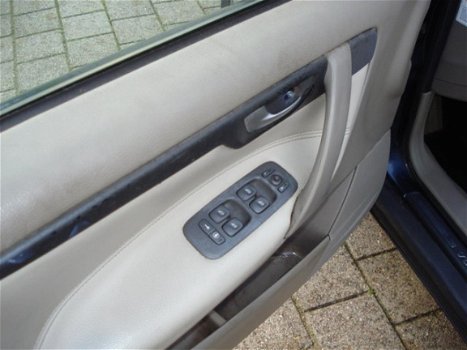 Volvo V70 - 2.4 Comfort Line airco nieuw apk - 1