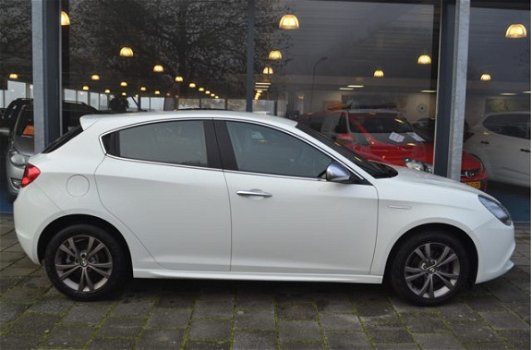 Alfa Romeo Giulietta - 1.6 JTDm Executive | Navigatie | Climate C. | Cruise C. | Leer/Stof | - 1