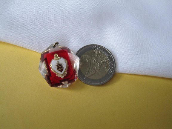 Kettinghanger religieus Vector hart kruis lucite helder rood en goudkleurig 2.7x2.3 cm - nr. 1