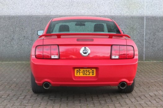 Ford Mustang - 4.6L V8 GT Deluxe - 1