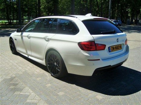 BMW 5-serie Touring - 525d M Sport High Executive / PANORAMADAK / CAMERA / SPORTSTOELEN / XENON / BL - 1