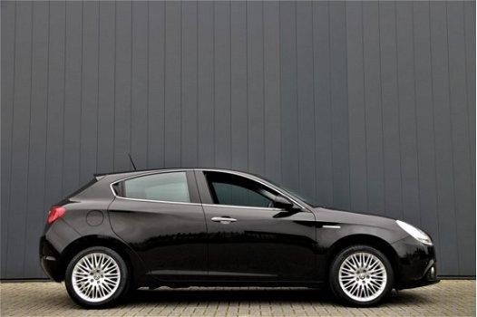 Alfa Romeo Giulietta - 1.6 JTDm Exclusive / LEDER / NAVI / CLIMATE CONTROL - 1