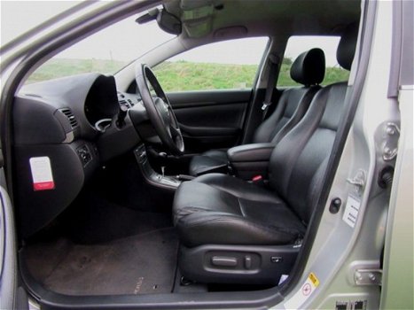 Toyota Avensis Wagon - 2.4 EXE AUT+LEER+NAVI+PDC+AFNTRHK - 1