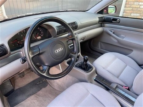 Audi A4 - 1.6 Advance - 1