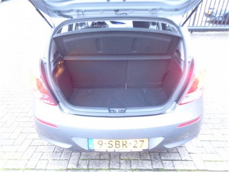 Hyundai i20 - 1.2i i-Deal NAVIGATIE, SLECHTS 30.000 KM - 1