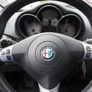 Alfa Romeo GT - 2.0 JTS Distinctive - 1