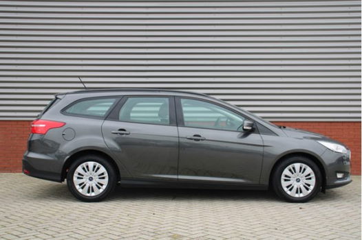 Ford Focus Wagon - 1.5 TDCI Lease Edition 120 PK Airco / Cruise Control / Navigatie / Trekhaak - 1