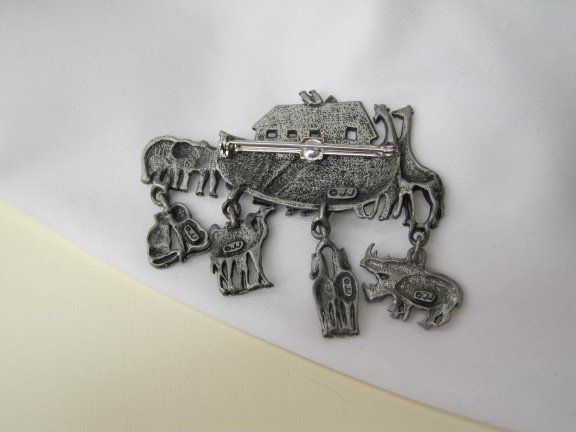Broche JJ Ark van Noach pewter materiaal 7.0x5.4 cm - Afbeelding 3