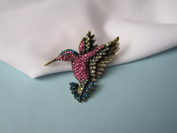 Broche goudkleurig antieklook kolibri vogel met roze blauw aurora rijnsteentjes 5.3x4.9 cm. - Afbeelding 2