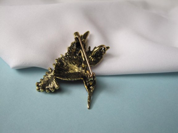 Broche goudkleurig antieklook kolibri vogel met roze blauw aurora rijnsteentjes 5.3x4.9 cm. - Afbeelding 3