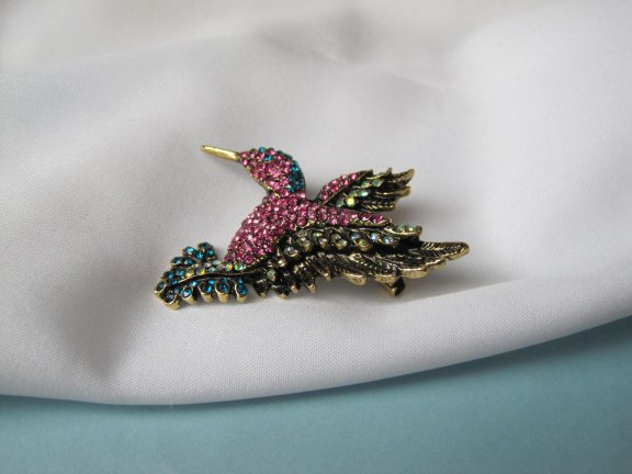 Broche goudkleurig antieklook kolibri vogel met roze blauw aurora rijnsteentjes 5.3x4.9 cm. - Afbeelding 4