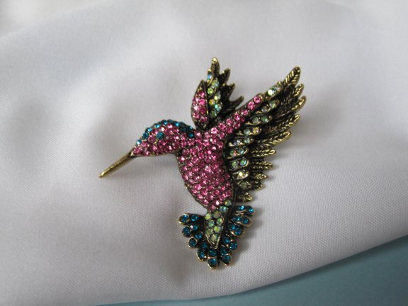 Broche goudkleurig antieklook kolibri vogel met roze blauw aurora rijnsteentjes 5.3x4.9 cm. - Afbeelding 5