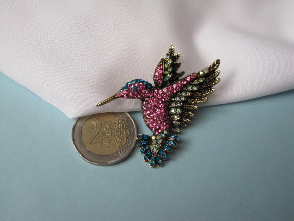 Broche goudkleurig antieklook kolibri vogel met roze blauw aurora rijnsteentjes 5.3x4.9 cm. - Afbeelding 6