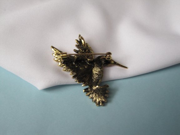 Broche goudkleurig antieklook kolibri vogel met roze blauw aurora rijnsteentjes 5.3x4.9 cm. - Afbeelding 7