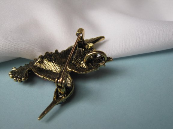 Broche goudkleurig antieklook kolibri vogel met roze blauw aurora rijnsteentjes 5.3x4.9 cm. - Afbeelding 8