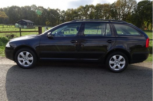 Skoda Octavia Combi - 1.6 Classic DEALER onderhouden Keurig netjes en met trekhaak - 1