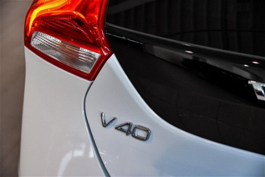 Volvo V40 - T2 | Momentum | NAVI | XENON | VERW. VOORRUIT - STOELEN | - 1