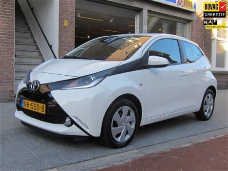 Toyota Aygo - 1.0 VVT-i x-play Airco, Camera, Mistlampen voorzijde - 1