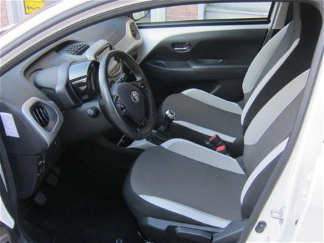 Toyota Aygo - 1.0 VVT-i x-play Airco, Camera, Mistlampen voorzijde - 1