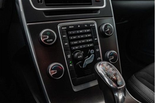 Volvo V60 - 1.6 T3 Momentum / Automaat / Parkeersensoren / Klimaat + Cruise control - 1