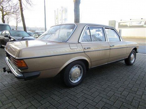 Mercedes-Benz 230 - (W123) - 1