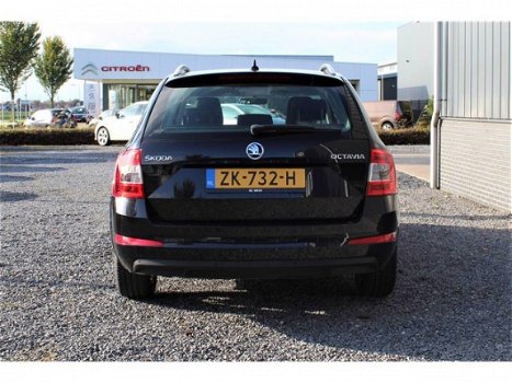 Skoda Octavia Combi - 1.6 TDI 110pk Business *VAN 12.495, - VOOR - 1