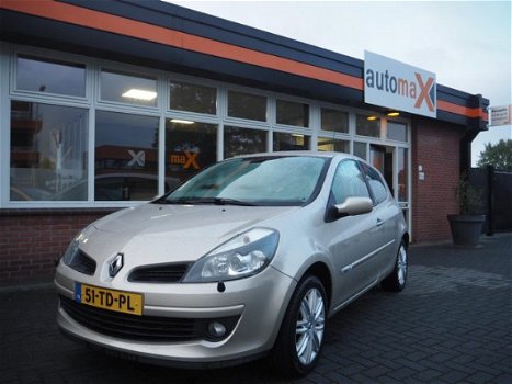 Renault Clio - 1.6-16V Initiale Automaat, lederen bekleding. Oudjaar actie 500, - korting - 1