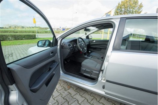 Ford Focus - 1.6 I 5D Ambiente - 1