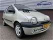 Renault Twingo - 1.2 Initiale | LEDER | AIRCO | PANODAK | GEEN AFLEVERKOSTEN - 1 - Thumbnail