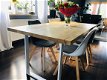 Moderne tafel met geolied, industrieel blad, FABRIKANT , witte poten - 1 - Thumbnail