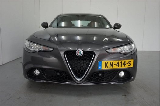 Alfa Romeo Giulia - 2.2 Eco Business Super | NAVIGATIE | ACHTERUITRIJCAMERA | PARKEERSENSOREN | - 1