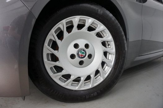 Alfa Romeo Giulia - 2.2 Eco Business Super | NAVIGATIE | ACHTERUITRIJCAMERA | PARKEERSENSOREN | - 1