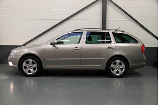 Skoda Octavia Combi - 1.2 TSI Ambition Business Line TREKHAAK / NAVI / DEALER ONDERHOUDEN / CRUISE - 1