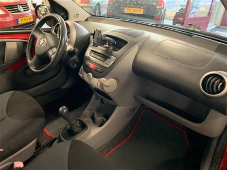 Toyota Aygo - 1.0-12V + Nwe apk, airco, zeer zuinig en wegenbelasting slechts €17p/m - 1