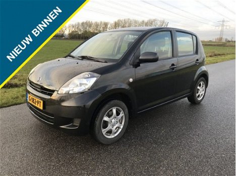 Daihatsu Sirion 2 - 1.3-16V Supreme AUTOMAAT 11-2010 met Airco/Elek pakket - 1