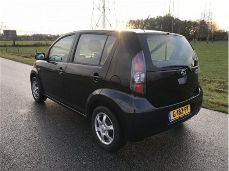 Daihatsu Sirion 2 - 1.3-16V Supreme AUTOMAAT 11-2010 met Airco/Elek pakket - 1