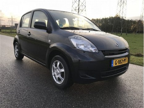 Daihatsu Sirion 2 - 1.3-16V Supreme AUTOMAAT 11-2010 met Airco/Elek pakket - 1