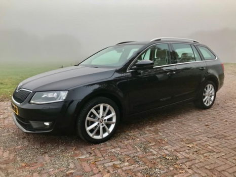 Skoda Octavia Combi - 1.6TDI Elegance DSG Automaat NAVI XENON - 1