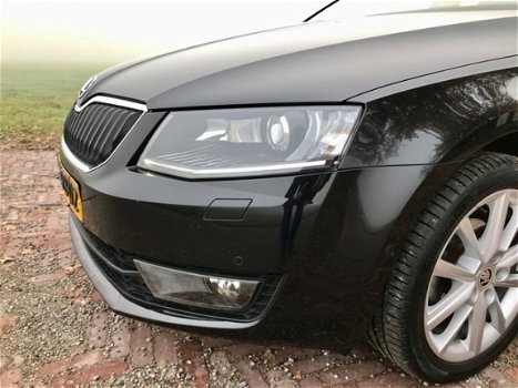 Skoda Octavia Combi - 1.6TDI Elegance DSG Automaat NAVI XENON - 1