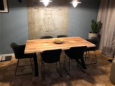 Moderne tafel met geolied, industrieel blad, FABRIKANT