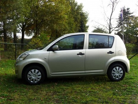 Daihatsu Sirion 2 - 1.0-12V Premium - 1