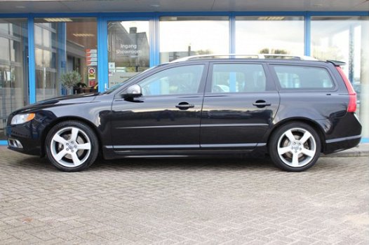 Volvo V70 - 2.0T R-Edition Leder - Xenon - Trekhaak - Navi - 1