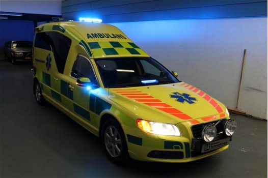 Volvo V70 - 2.4 D5 AWD NILSSON Ambulance/ Krankenwagen - 1