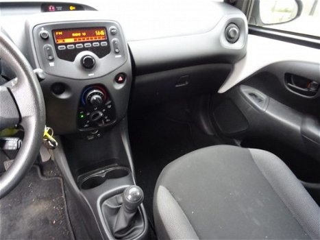 Toyota Aygo - 1.0 VVT-i x-now / Airconditioning / Led Dagrijverlichting / Radio met USB / Electrisch - 1