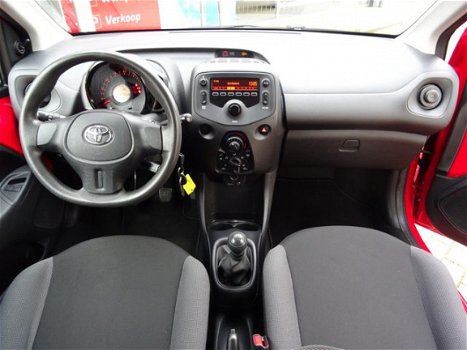 Toyota Aygo - 1.0 VVT-i x-now / Airco / Signaalkleur / Radio met USB / Led Dagrijverlichting / Elect - 1